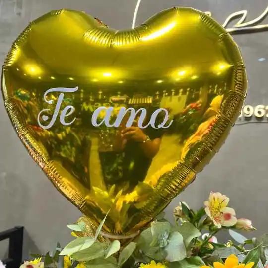 Caja pote con flores de estacion y rosas amarillas 